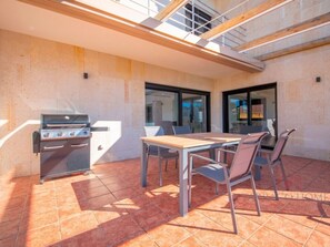 Outdoor dining - Modern 5-bedroom villa near golf and beach in Costa Dorada (El Catllar)