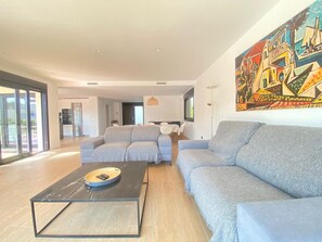 Living area - Modern 5-bedroom villa near golf and beach in Costa Dorada (El Catllar)