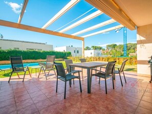 Outdoor dining - Modern 5-bedroom villa near golf and beach in Costa Dorada (El Catllar)