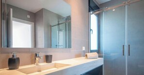 Bathroom - Modern 5-bedroom villa near golf and beach in Costa Dorada (El Catllar)