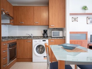 Private kitchen - Cozy Apartment in Tarragona Center for a Comfortable Stay (Tarragona)