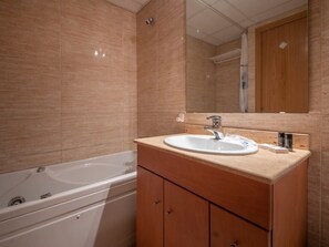 Hair dryer, towels - Cozy Apartment in Tarragona Center for a Comfortable Stay (Tarragona)