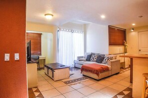 Smart TV, offices - Swanky Chapultepec Apartment #5 (Tijuana)