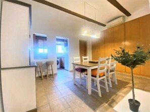 Dining - Renovated apartment in Tarragona near beach, air-conditioned, ideal 3-4 people (Tarragona)