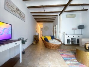 TV - Renovated apartment in Tarragona near beach, air-conditioned, ideal 3-4 people (Tarragona)