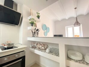 Fridge, microwave, oven, coffee/tea maker - Bright apartment in the historic center of Tarragona (Tarragona)