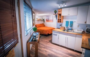 1 chambre, fer et planche à repasser, lit de bébé portatif