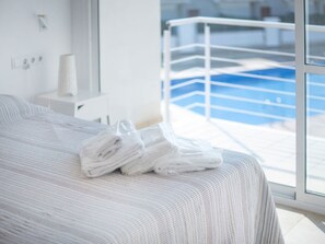 A hotel room with a bed, a window, and a view of a pool. - Modern house in Altafulla, near beach, 6 people (Altafulla)