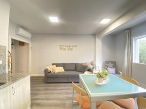Interior - La Mora Apartment - 1 min to Beach, Terrace, Free Parking (Tamarit)