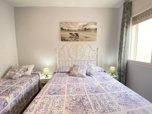 Room - La Mora Apartment - 1 min to Beach, Terrace, Free Parking (Tamarit)