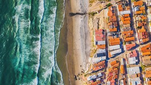 On the beach - Cozy studio 3 blocks from the beach in San Antonio del Mar. Enjoy a private rooftop terrace with our signature galactic whale mural, community pools & tennis courts, and a secure 24/7 gated community. Perfect for couples or small groups. (San Antonio del Mar)