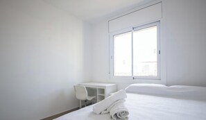 2 bedrooms, Internet, bed sheets - Modern apartment in city center, near university (Tarragona)