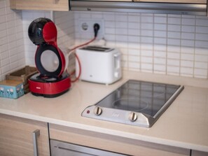 Fridge, oven, coffee/tea maker, toaster - Lively penthouse in Tarragona with terrace for 2 people (Tarragona)
