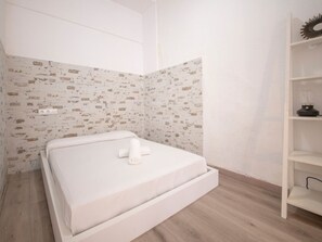 Room - Spacious studio in Tarragona city center with balcony (Tarragona)