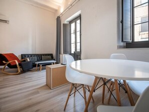 Dining - Spacious studio in Tarragona city center with balcony (Tarragona)