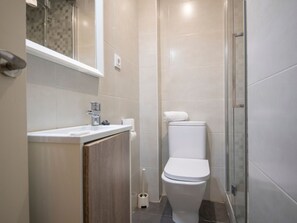 Bathroom - Spacious studio in Tarragona city center with balcony (Tarragona)