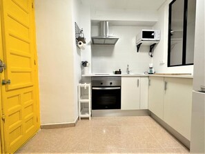 Fridge, microwave, oven, coffee/tea maker - Renovated studio near the cathedral with air conditioning in Tarragona (Tarragona)
