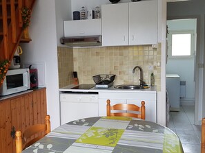 Fridge, microwave, oven, stovetop - Cottage near beach with pets allowed and parking (Barbâtre)