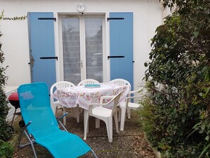 Outdoor dining - Cottage near beach with pets allowed and parking (Barbâtre)