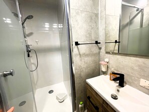 Bathroom - Studio with air con, parking - 4 guests (garden) (La Grande-Motte)