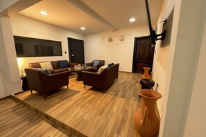 Una sala de estar con un sofá, una mesa de centro y una chimenea.
