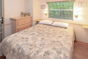 Deluxe Lake View | Individually decorated, free WiFi