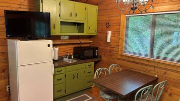 Deluxe Log Cabin | Individually decorated, free WiFi