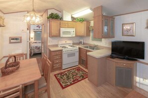 Cozy Deluxe Vacation Rentals | Private kitchen | Coffee/tea maker, cookware/dishes/utensils