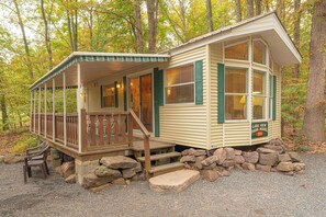 Deluxe Lake View | Individually decorated, free WiFi