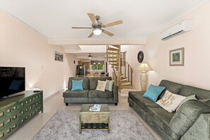 Living area - CHARMING 2 BEDROOM CONDO WITH SPECTACULAR WEST COAST SUNSET VIEW (Prospect)