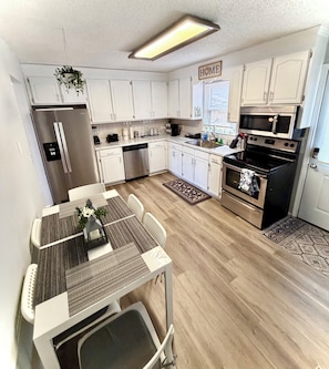 Private kitchen - Cozy 3-bedroom, 2 full bathrooms. Enclosed Garden for pets. a large parking Lot (Anderson)