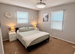 3 bedrooms, iron/ironing board, WiFi, bed sheets - Cozy 3-bedroom, 2 full bathrooms. Enclosed Garden for pets. a large parking Lot (Anderson)