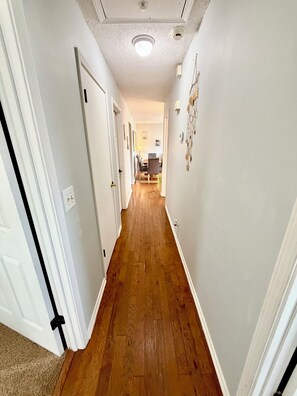 Interior - Cozy 3-bedroom, 2 full bathrooms. Enclosed Garden for pets. a large parking Lot (Anderson)