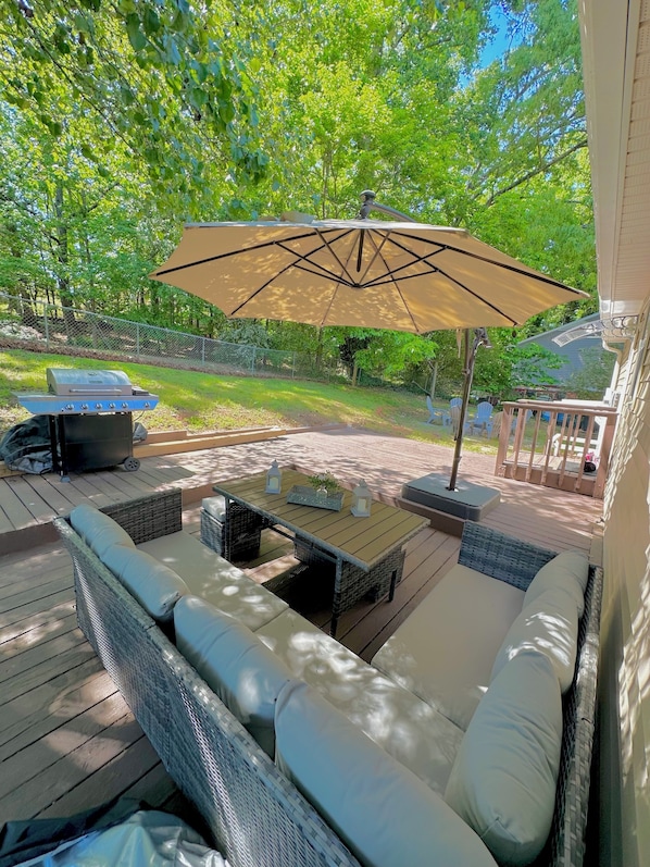 Outdoor dining - Cozy 3-bedroom, 2 full bathrooms. Enclosed Garden for pets. a large parking Lot (Anderson)