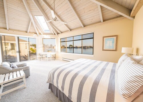 Seadrift Lagoon Retreat w/ Hot Tub & Deck