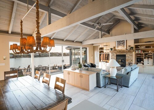 Seadrift Lagoon Retreat w/ Hot Tub & Deck