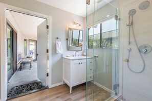 Een douche, een haardroger, handdoeken