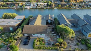 Un quartier résidentiel avec des maisons, un quai pour bateaux et une voiture garée dans l’allée.