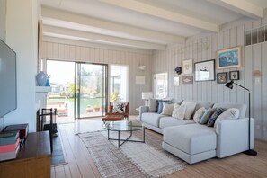 Smart TV, chimenea y libros 