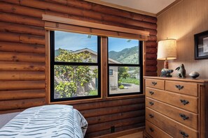 3 bedrooms, desk, free WiFi, bed sheets