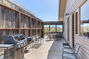 Outdoor dining - Rustic Oceanfront Retreat in Seadrift (Stinson Beach)