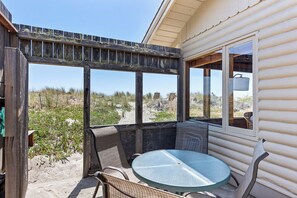Outdoor dining - Rustic Oceanfront Retreat in Seadrift (Stinson Beach)
