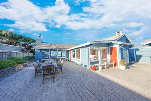 Cozy Oceanfront Getaway in Seadrift