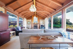Smart TV, fireplace, books - Cozy Oceanfront Getaway in Seadrift (Stinson Beach)