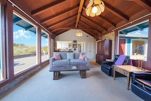 Smart TV, fireplace, books - Cozy Oceanfront Getaway in Seadrift (Stinson Beach)