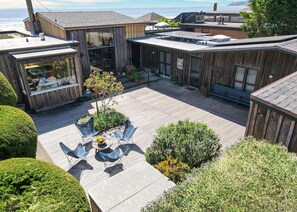 Outdoor dining - Picturesque Beachfront Home in Seadrift (Stinson Beach)