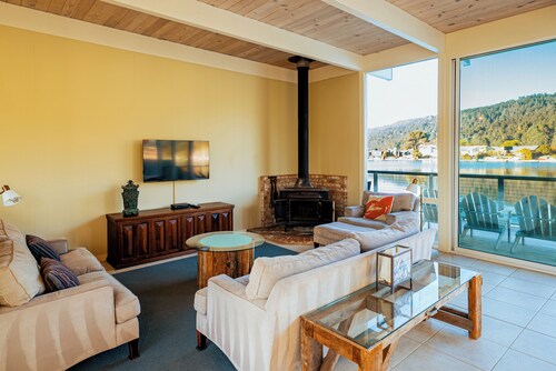 Sun-soaked Seadrift Lagoon Living w/ Hot Tub