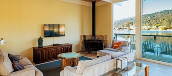 Sun-soaked Seadrift Lagoon Living w/ Hot Tub