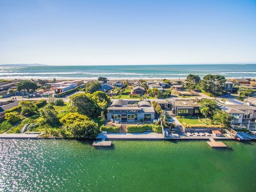 Contemporary Seadrift Lagoon Retreat w/ Hot Tub