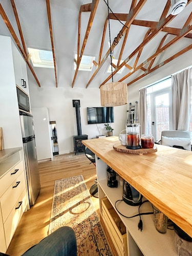 Tiny home
 in the heart of the city. Private patio and pet friendly